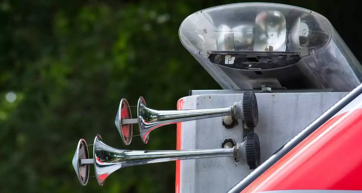 Ein Signalhorn und ein Blaulicht.