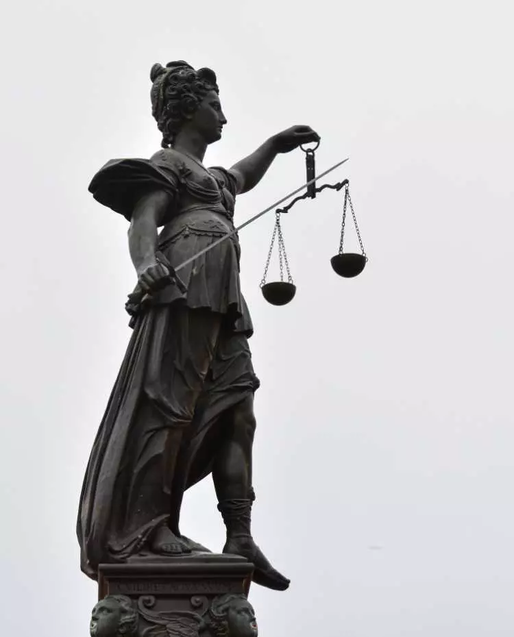 Statue einer Justitia mit Waage und Schwert. 