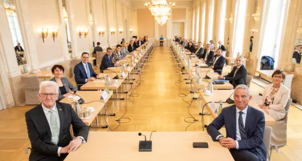 Erste Kabinettssitzung der neuen Landesregierung im Neuen Schloss in Stuttgart, vorne Ministerpräsident Winfried Kretschmann (l.) und sein Stellvertreter, Innenminister Thomas Strobl (r.). Foto: Staatsministerium Baden-Württemberg. Erste Kabinettssitzung der neuen Landesregierung im Neuen Schloss in Stuttgart, vorne Ministerpräsident Winfried Kretschmann (l.) und sein Stellvertreter, Innenminister Thomas Strobl (r.). Foto: Staatsministerium Baden-Württemberg.