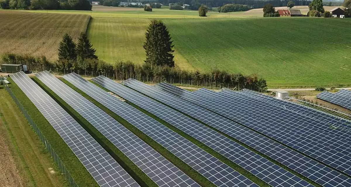 Ein Solarpark umgeben von Ackerflächen.