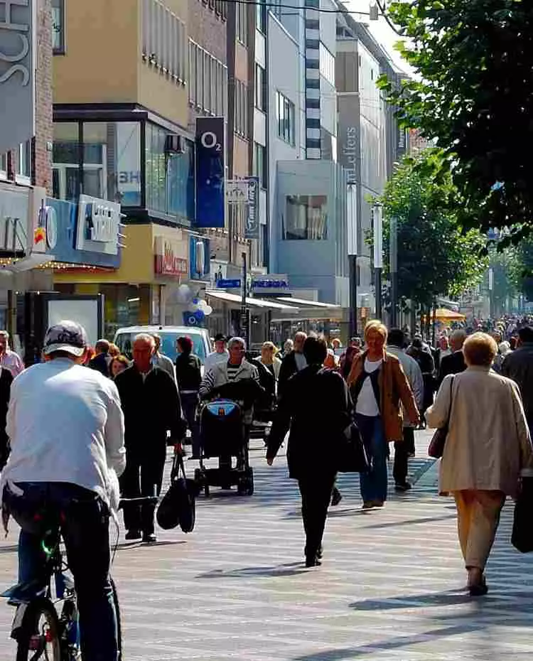 Blick in eine Fußgängerzone