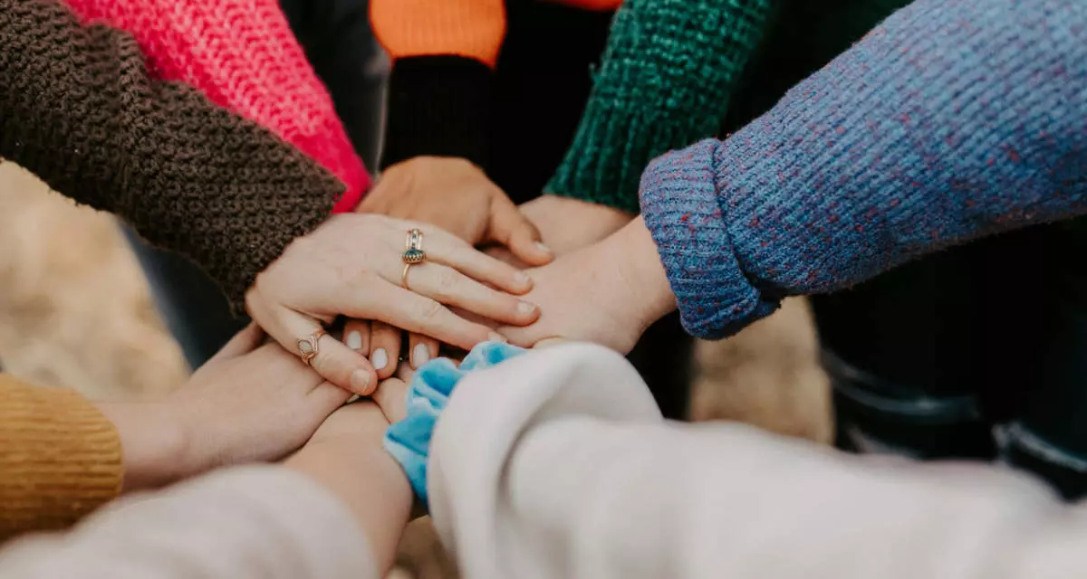 Viele Hände aufeinander. 