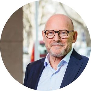 Ein Potrait von Winfried Hermann. Er trägt Glatze, Brille und hellblaues Hemd zu dunkelblauem Sakko.