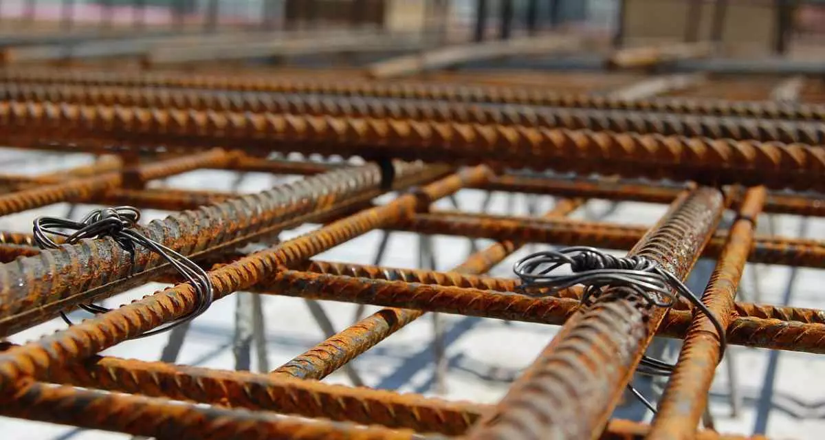 Foto: Pixabay | Bauportalat Armierungseisen und Armierungsdraht auf einer Baustelle.