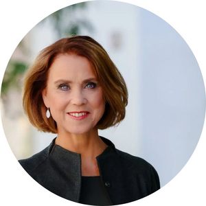 Portrait von Petra Olschowski. Sie trägt einen dunklen Blazer und ein dunkles Oberteil und hat braune, kinnlange Haare.