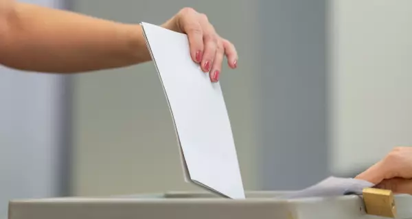 Wählerin an der Wahlurne. Foto: Robert Michael, dpa/picture alliance, 214538517