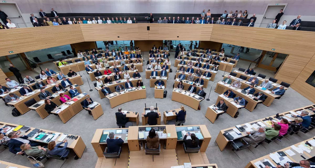 Blick ins Plenum, von oben fotografiert.