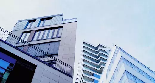 zum Dossier Wohnen (Foto: Luxuswohnungen in Stuttgart. LpB BW / Jillian Freitag)