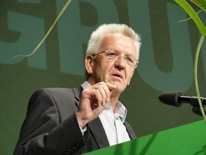 Winfried Kretschmann spricht in ein Mikrofon.