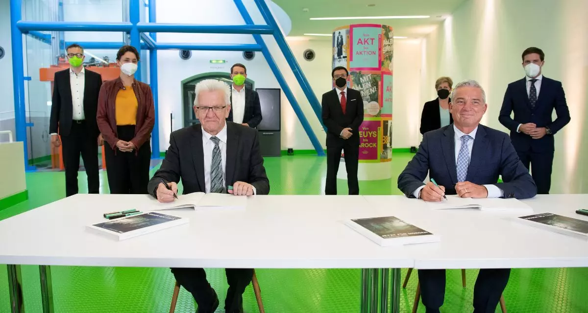 Ministerpräsident Winfried Kretschmann (links) und CDU-Landeschef Thomas Strobl unterzeichnen 2021 den neuen Koalitionsvertrag der grün-schwarzen Landesregierung.