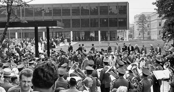 Einweihung des Landtags von Baden-Württemberg 1961 mit einem Bürgerfest. Foto: LMZ BW Einweihung des Landtags von Baden-Württemberg 1961 mit einem Bürgerfest. Foto: LMZ BW