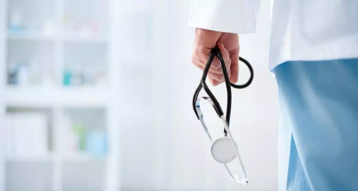 Eine Hand hält ein Stethoskop.