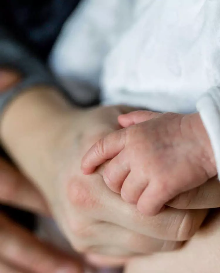 Eine Baby- und eine Erwachsenenhand. Foto: Pixabay|Nanas World