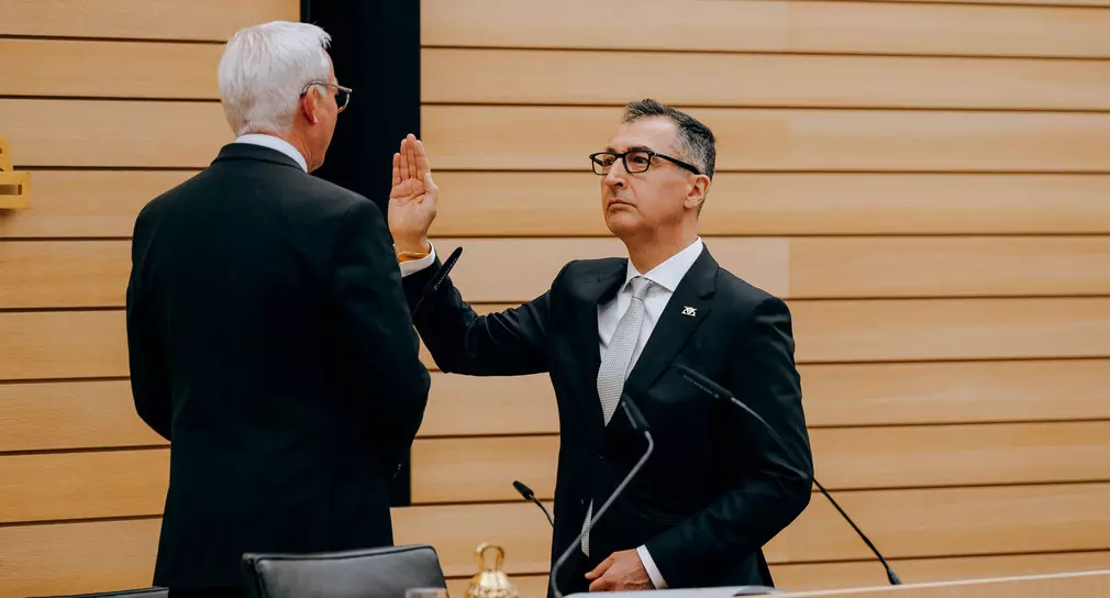 Cem Özdemir bei seiner Vereidigung als Ministerpräsident am 13. Mai 2026 durch Landtagspräsident Thomas Strobl. Foto: Staatsministerium Baden-Württemberg | Ilkay Karakurt Cem Özdemir hebt die Hand zum Eid, mit dem Rücken zur Kamera Thomas Strobl.