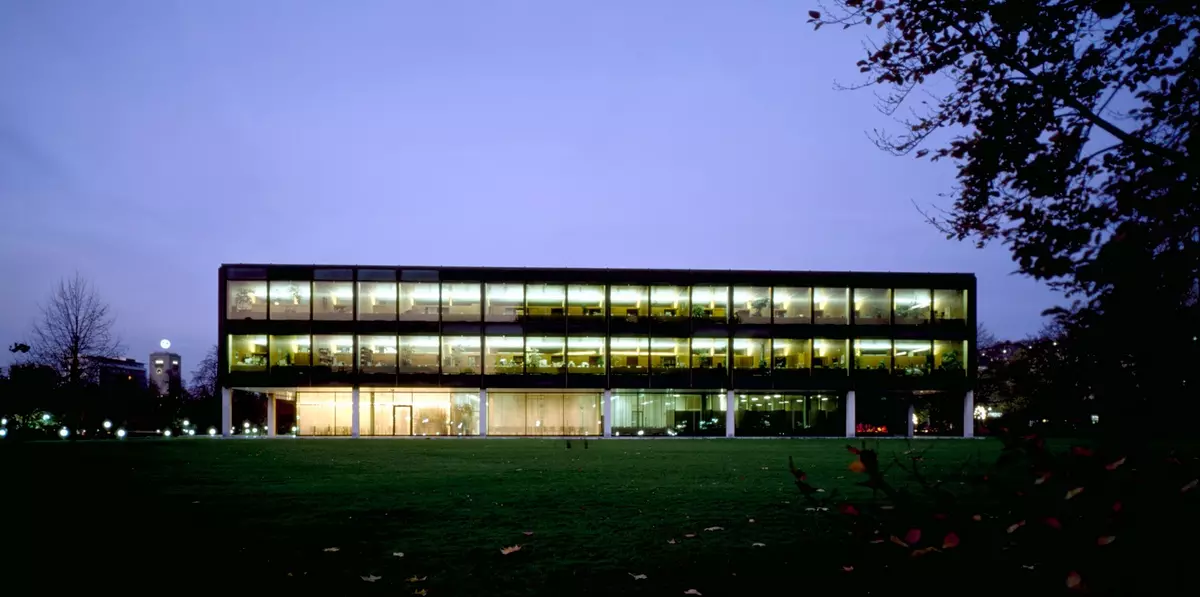 Landtagsgebäude mit erleuchteten Fenstern.