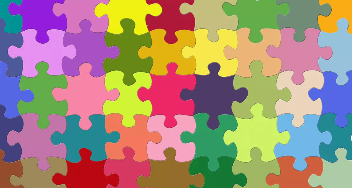 Bunte Puzzleteile greifen ineinander.