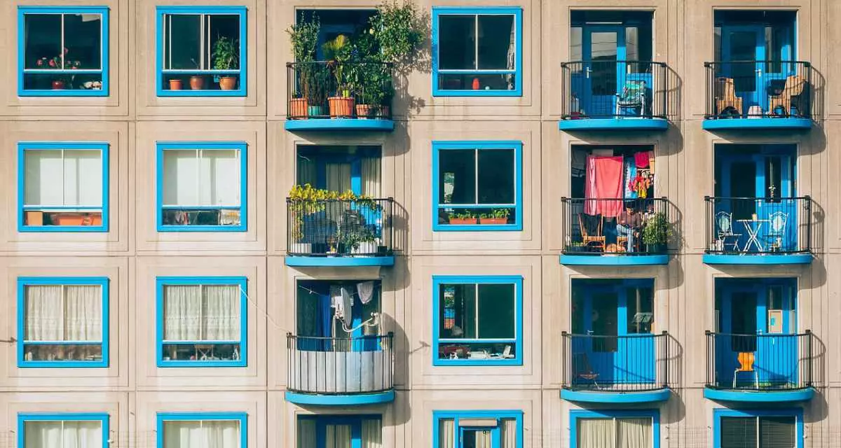 Eine Hausfassade mit Blick auf verschiedene Balkone.