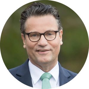 Potrait von Peter Hauk. Er trägt eine Brille, dunkelgraues Sakko und eine grüne, gemusterte Krawatte zu weißem Hemd.