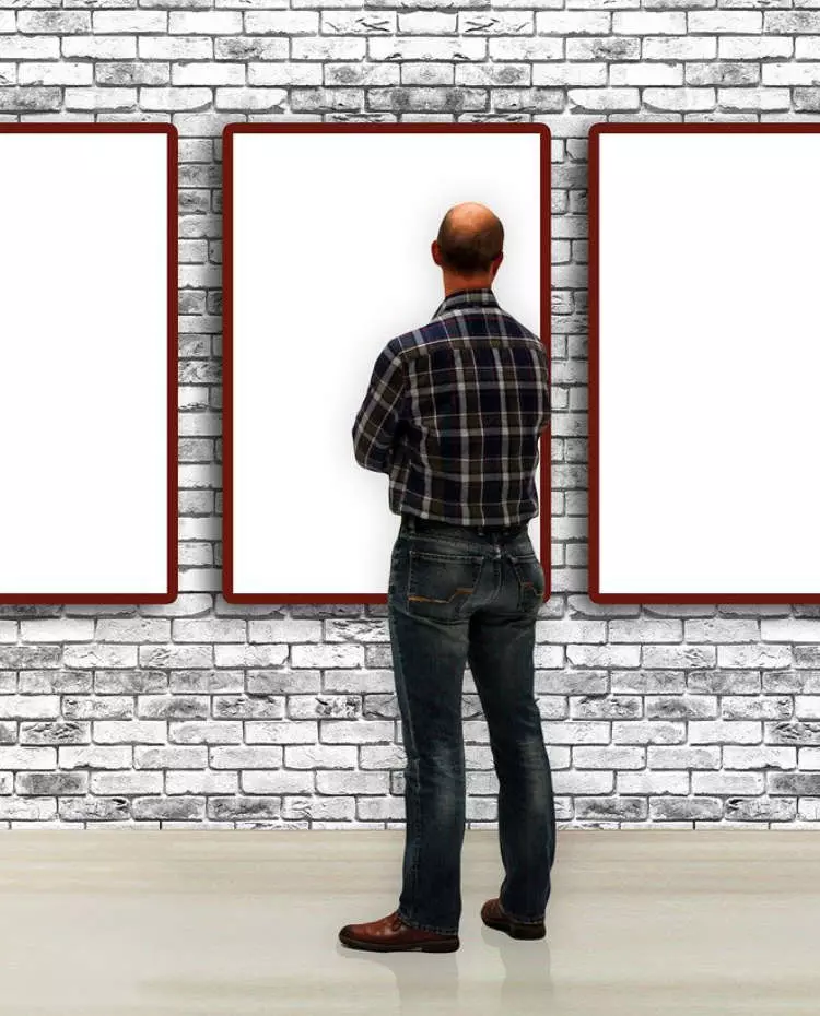 Ein Mann steht vor Bilderrahmen mit weißem Inhalt. Foto: Pixabay|geralt