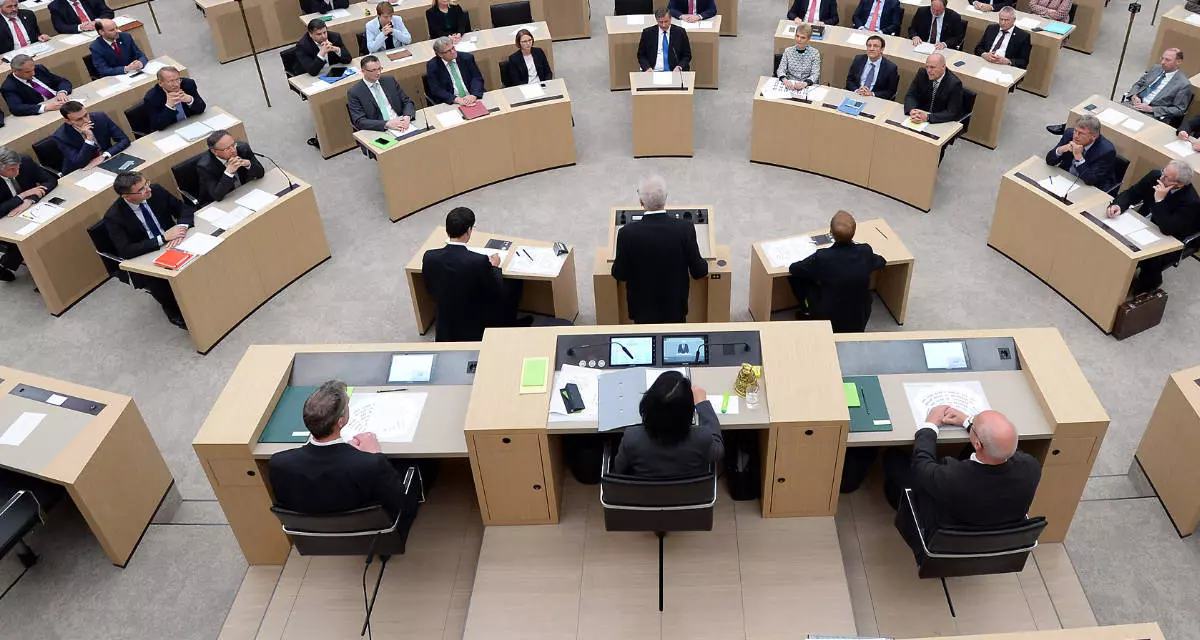 Vorlage Titelbilder 1200x640 Blick von oben auf das Landtags-Präsidium.