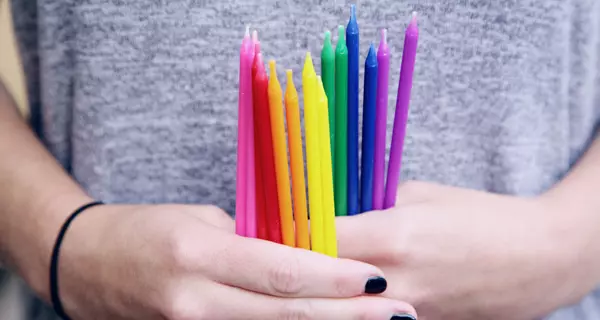 Verschiedenfarbige Kerzen in Händen. Wer hat wen gewählt? Symbolbild: Sharon McCutcheon/Unsplash.com Verschiedenfarbige Kerzen in Händen. Wer hat wen gewählt? Symbolbild: Sharon McCutcheon/Unsplash.com