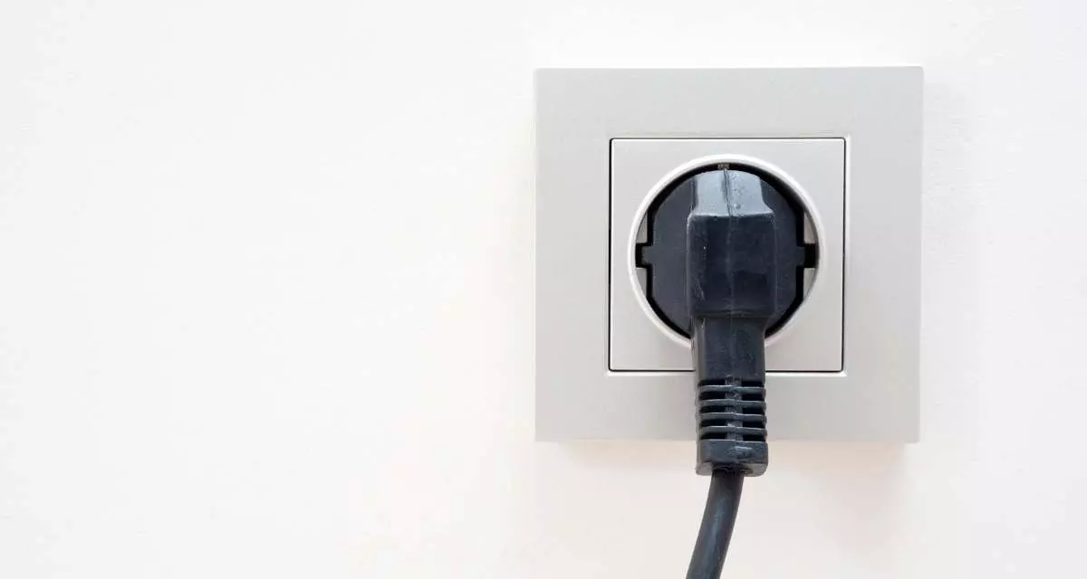 Symbolbild Strom. Foto: Canva | istanbulimage Ein Stecker in einer Steckdose.