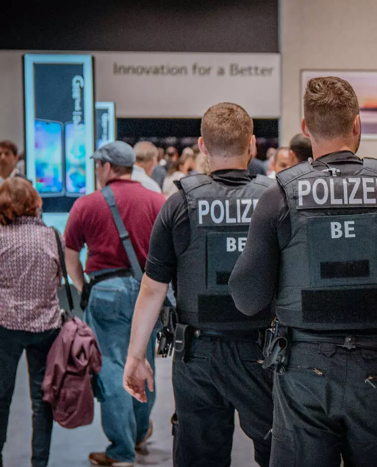 Polizisten in einer Menschenmenge. Foto: Pixabay|Leon Seibert