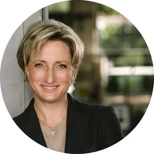 Portrait von Nicole Hoffmeister. Sie hat kurze blonde Haare, trägt eine Kette an der ein Kreuz hängt und einen dunklen Blazer.