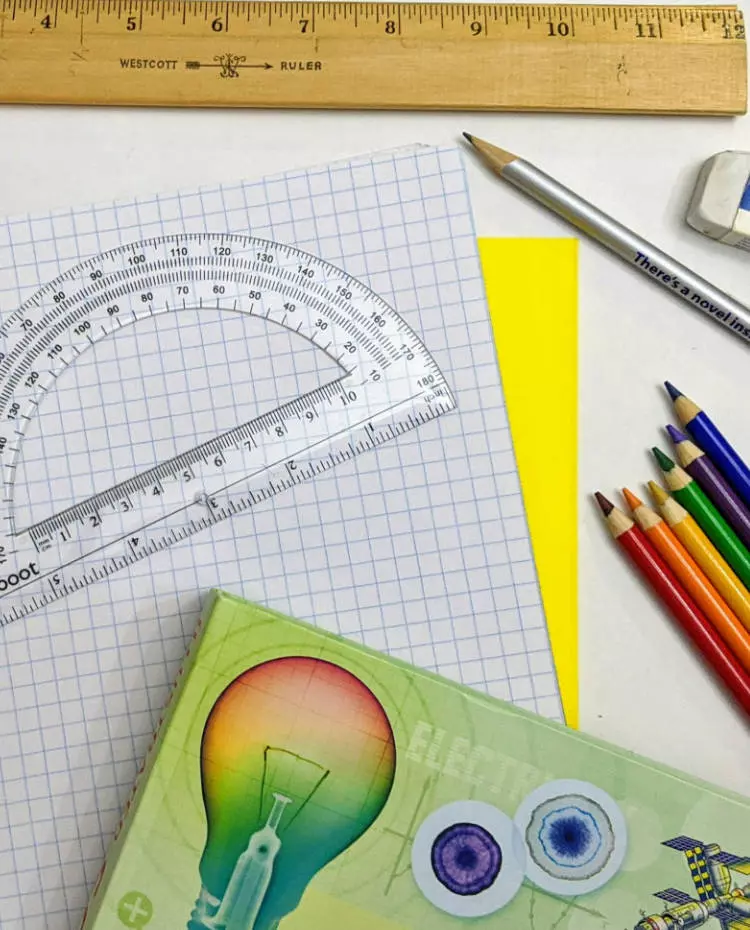 Schreibmaterialien liegen auf einem Tisch. Foto: Unsplash|Nic Rosenau