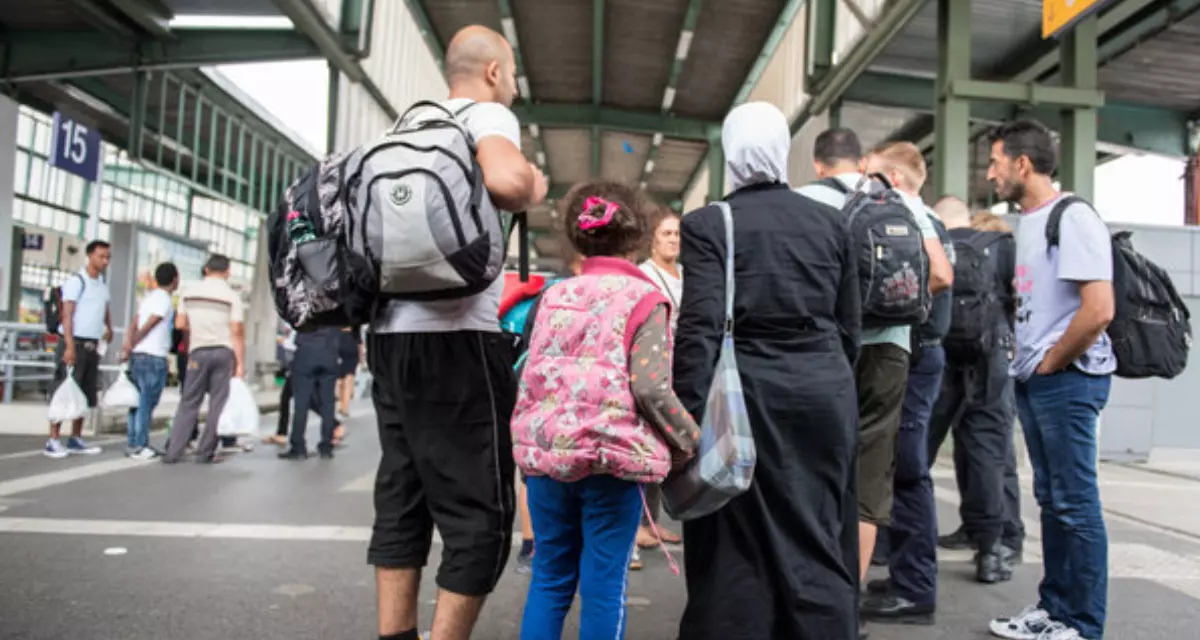 Schutzsuchende aus Syrien am Stuttgarter Hauptbahnhof, 2015. Foto: picture alliance / Wolfram Kastl. Schutzsuchende aus Syrien am Stuttgarter Hauptbahnhof, 2015. Foto: picture alliance / Wolfram Kastl.