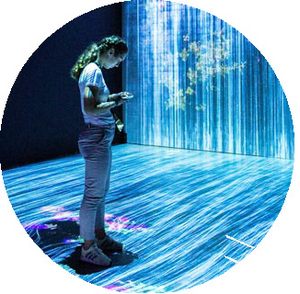 Frau im Netzstrom. Foto: mahdis mousavi / Unsplash. 