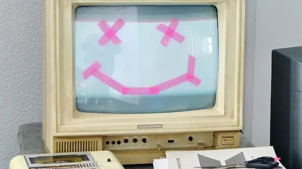 Symbolbild alter Computer. Foto: Photo by ETA+ on Unsplash.