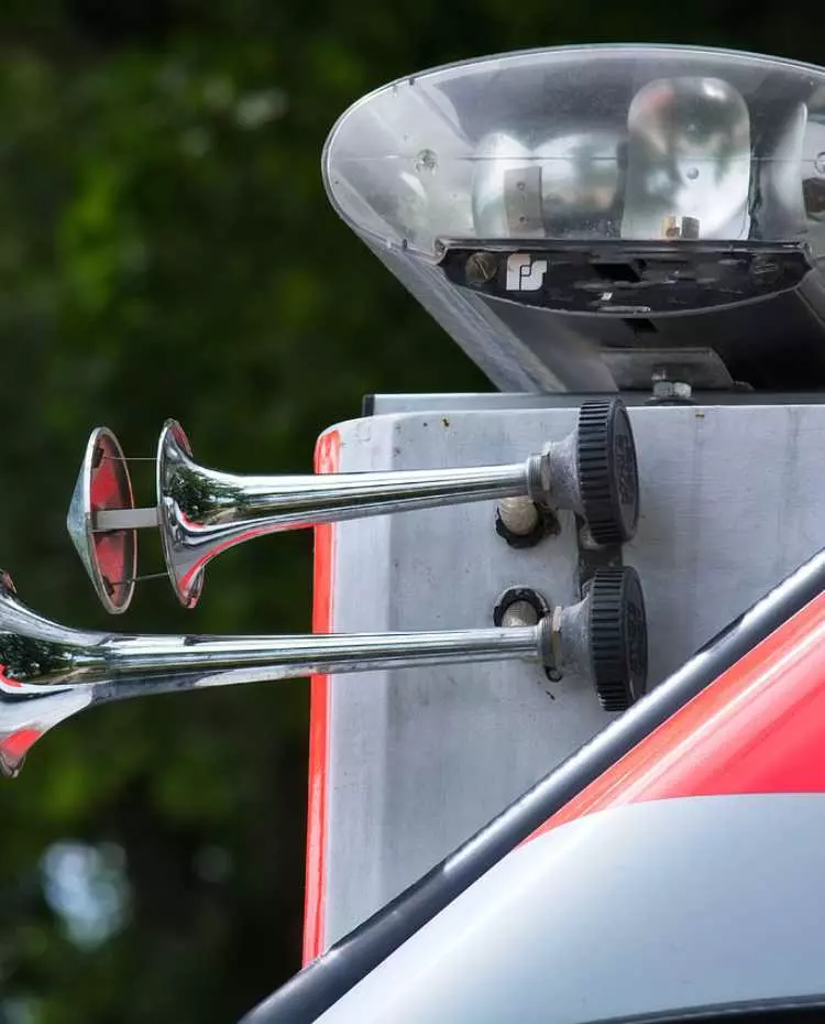 Signalhorn und Blaulicht an einem Feuerwehrfahrzeug 