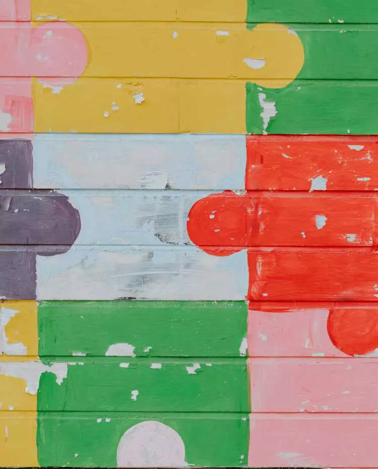 Auf eine Mauer aufgemalte Puzzleteile.