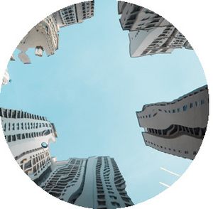 Häuser gespiegelt im Wasser. Symbolbild Wohnungsbau. Foto: ariel sion / Unsplash.com 