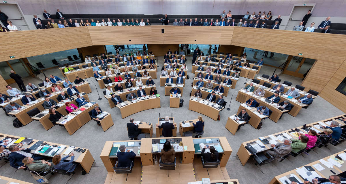 Blick ins Plenum, von oben fotografiert.